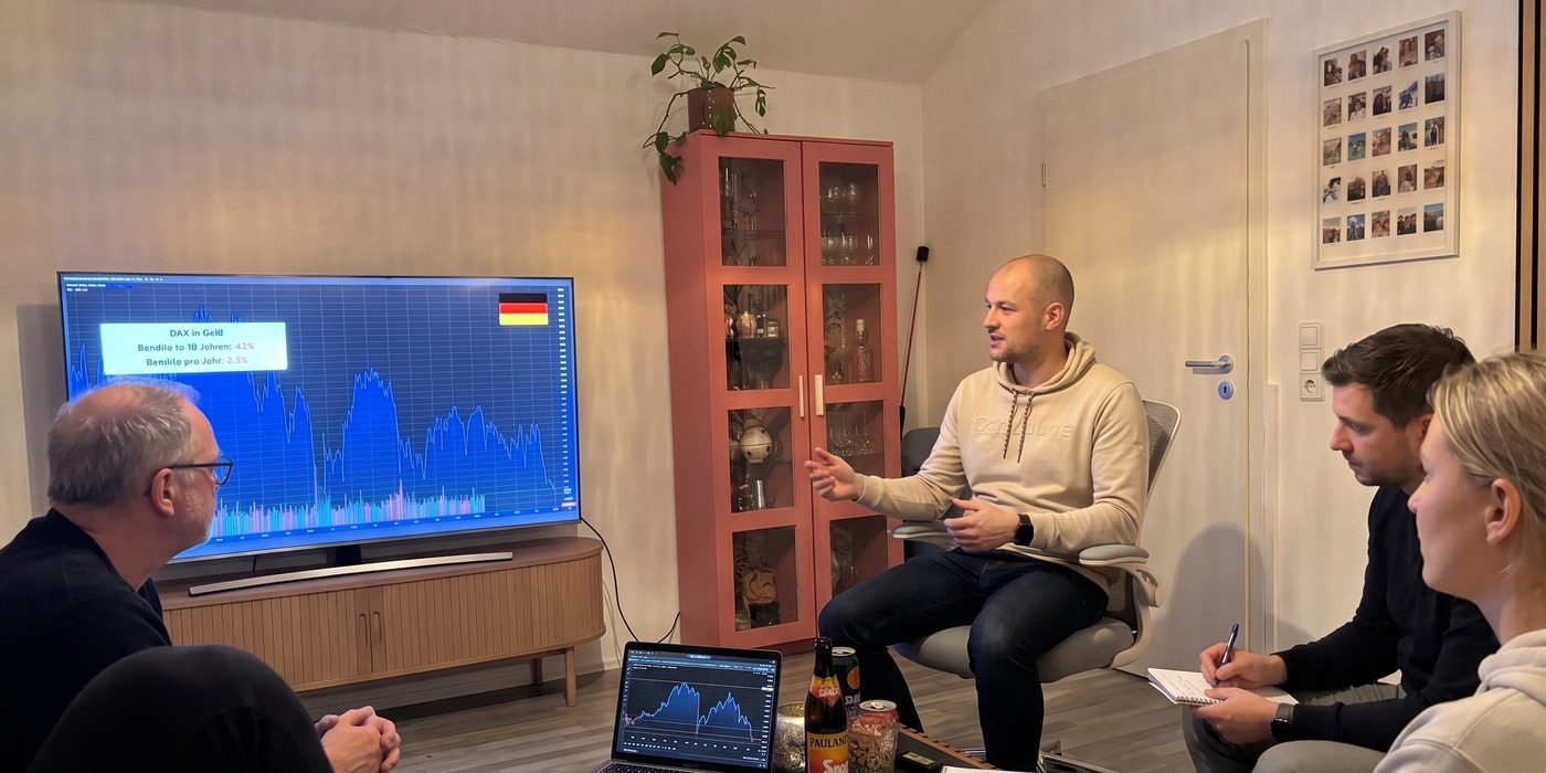 Infoabend im Wohnzimmer: Lukas erklärt Charts auf dem Fernseher, die Gäste sitzen im Halbkreis